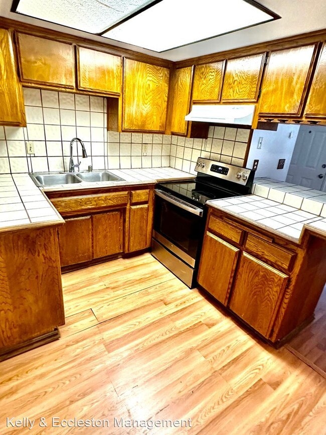 Building Photo - 2 br, 1 bath House - 5401 Dunsmuir Road #32