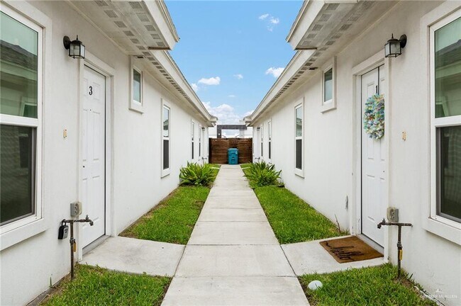 Foto del edificio - 907 W Carmel Ave