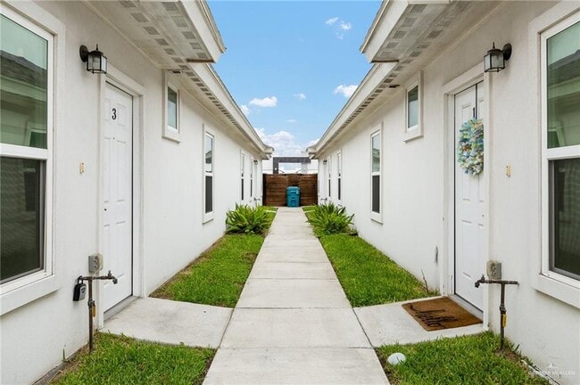 Building Photo - 907 W Carmel Ave