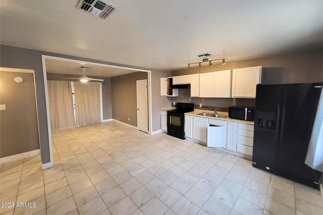 Foto del edificio - 2609 W McLellan Blvd