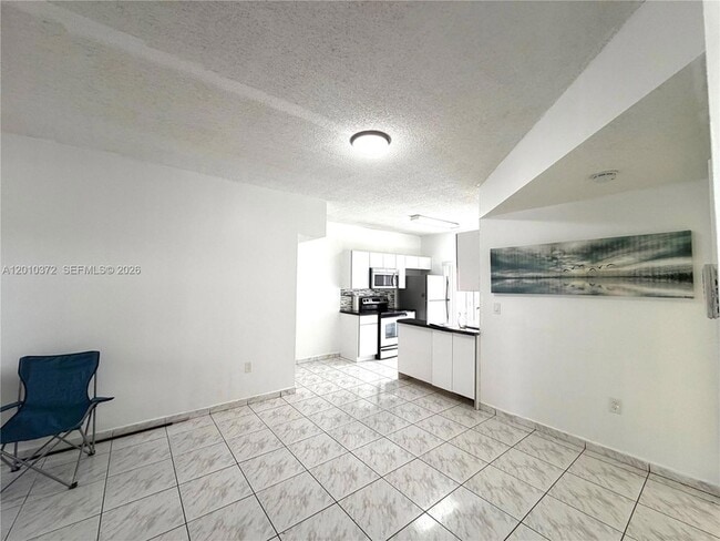 Foto del edificio - 8019 Lake Dr