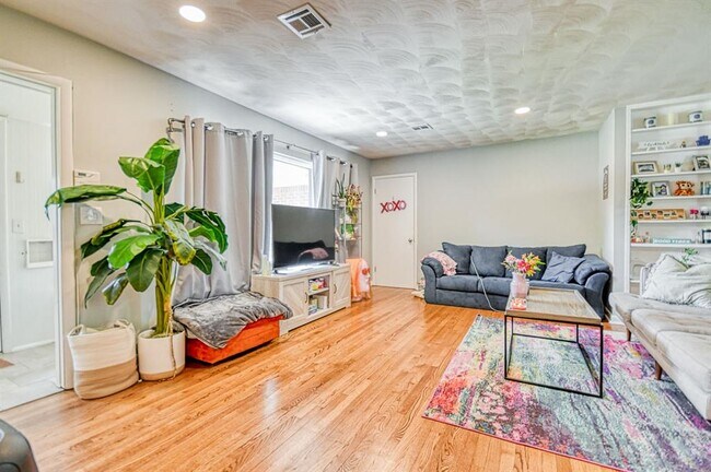 Foto del edificio - 1205 Westlawn Dr