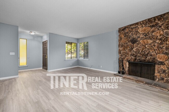 Foto del edificio - Updated 3 Bedroom Duplex near Ancil Hoffma...