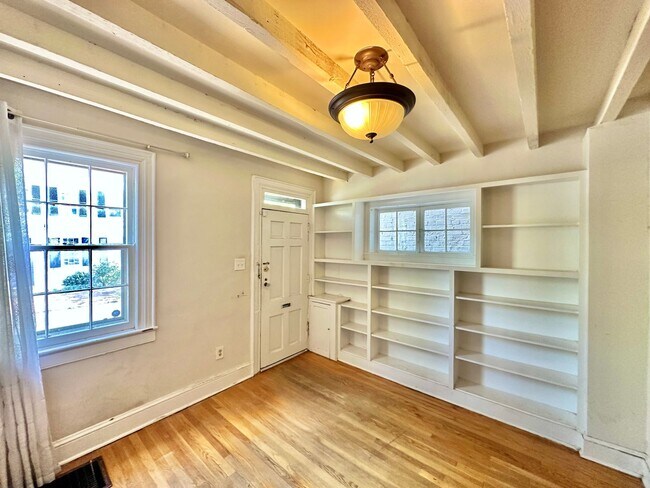 Foto del edificio - Glamorous Georgetown 2 Bedroom Historic Row Home with Patio