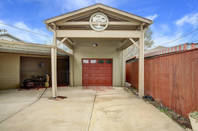 Foto del edificio - 5303 Tallow Ln