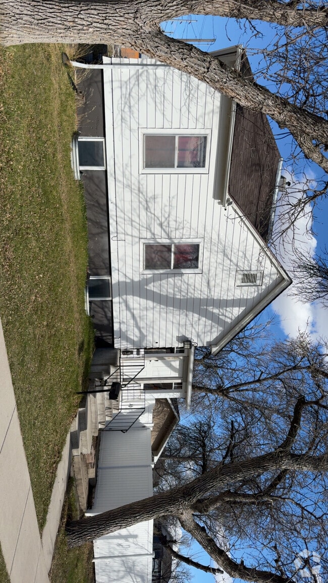 Building Photo - 213 8th St S