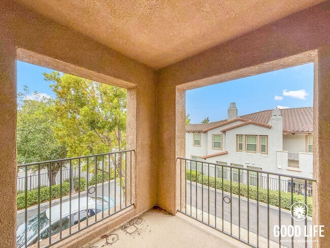 Foto del edificio - Bright 2BD/2BA Condo in Sabre Springs with Covered Balcony, In-Unit Laundry & Garage
