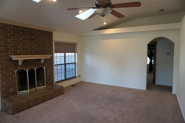Building Photo - 785 Kingsgate Rd