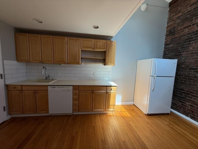 Building Photo - 94 4th Ave