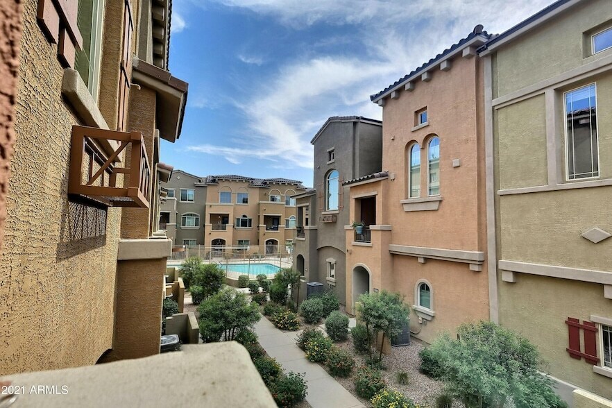 Foto principal - 240 W Juniper Ave