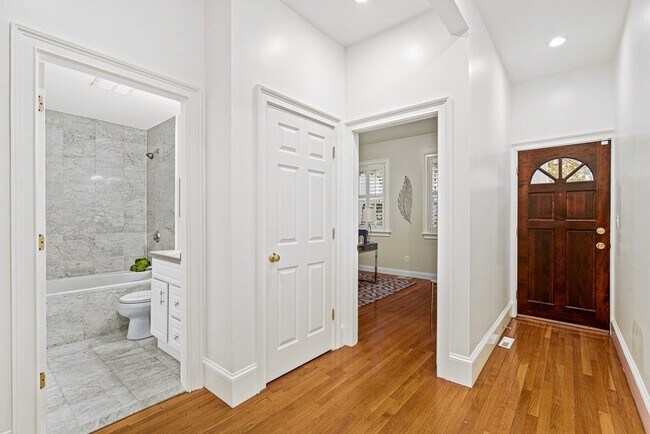 Foto del edificio - 304 W 3rd St
