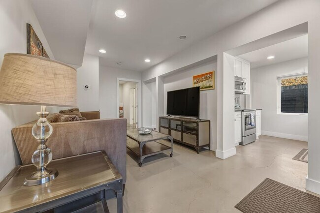 Building Photo - 512 Bouldin Ave