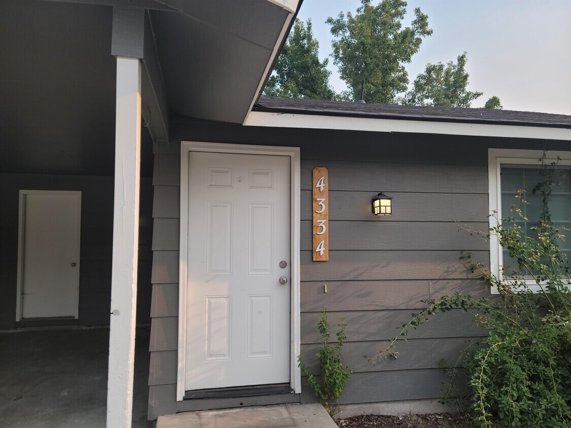 Foto principal - 4334-4336 Rose Hill Ct