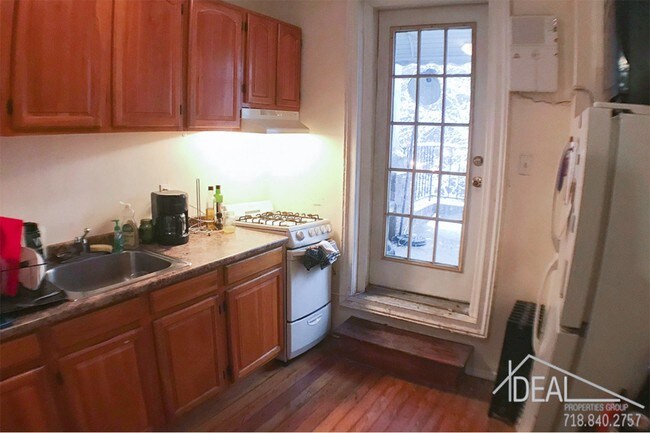Building Photo - Spacious and bright Williamsburg 3BR