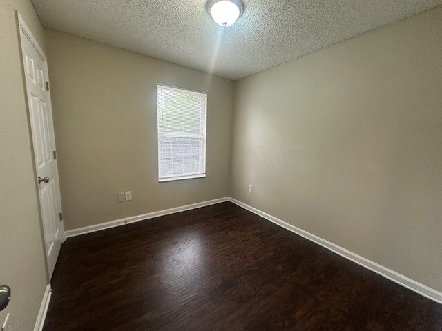 Foto del edificio - Coming Soon! Spacious 4 Bedroom Home with Fenced Yard!
