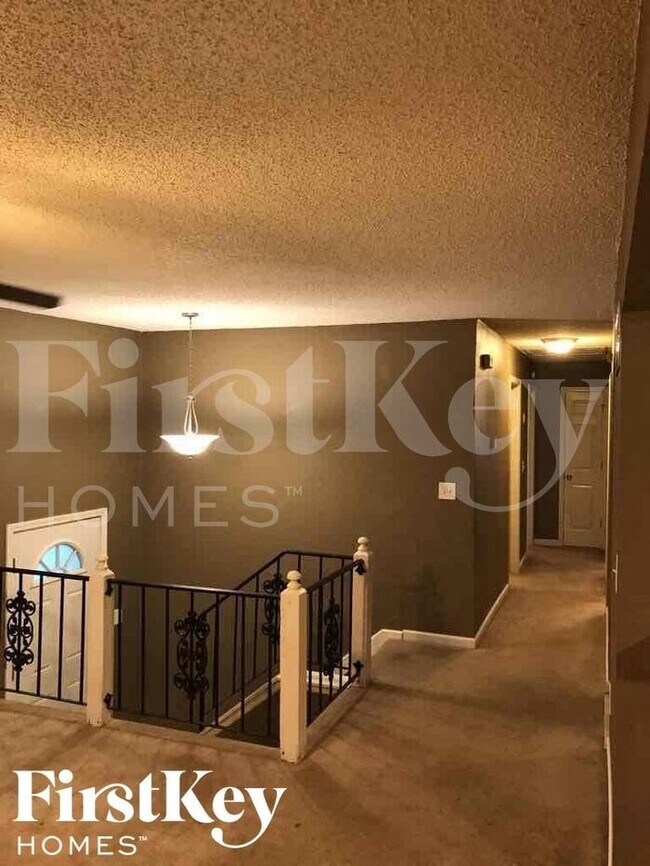 Building Photo - 900 SW Speas Dr