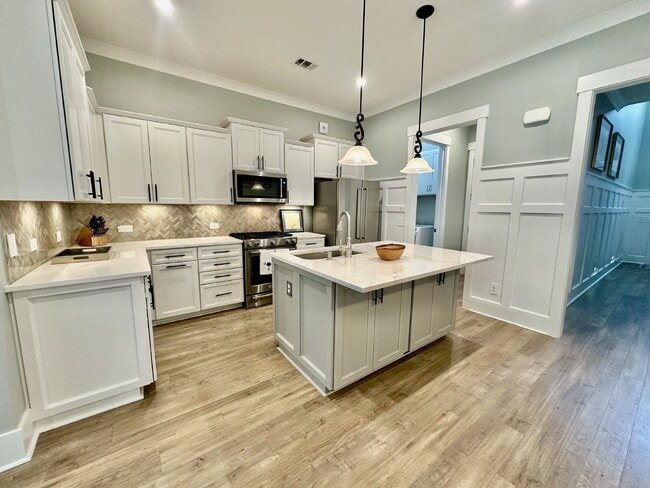 Building Photo - Beautiful Four Bedroom Home Located in The Walk!