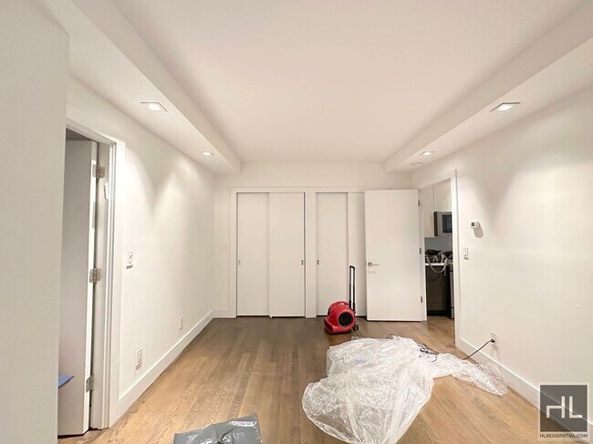 Foto del edificio - 1 bedroom 1 bathroom KING SIZE with washer and dryer.