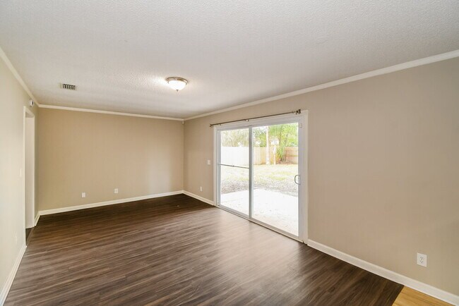 Foto del edificio - 3933 Gumwood Dr W