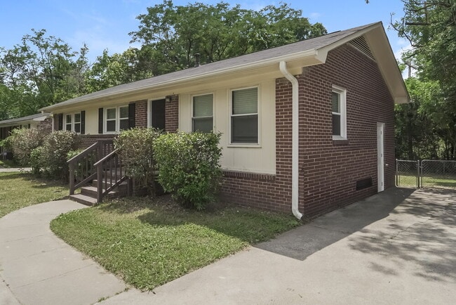 Building Photo - 4700 Hidden Valley Rd