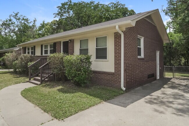 Foto del edificio - 4700 Hidden Valley Rd