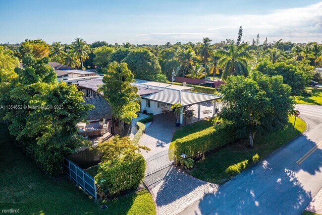 Building Photo - 4 br, 5 bath House - 10380 SW 110th St