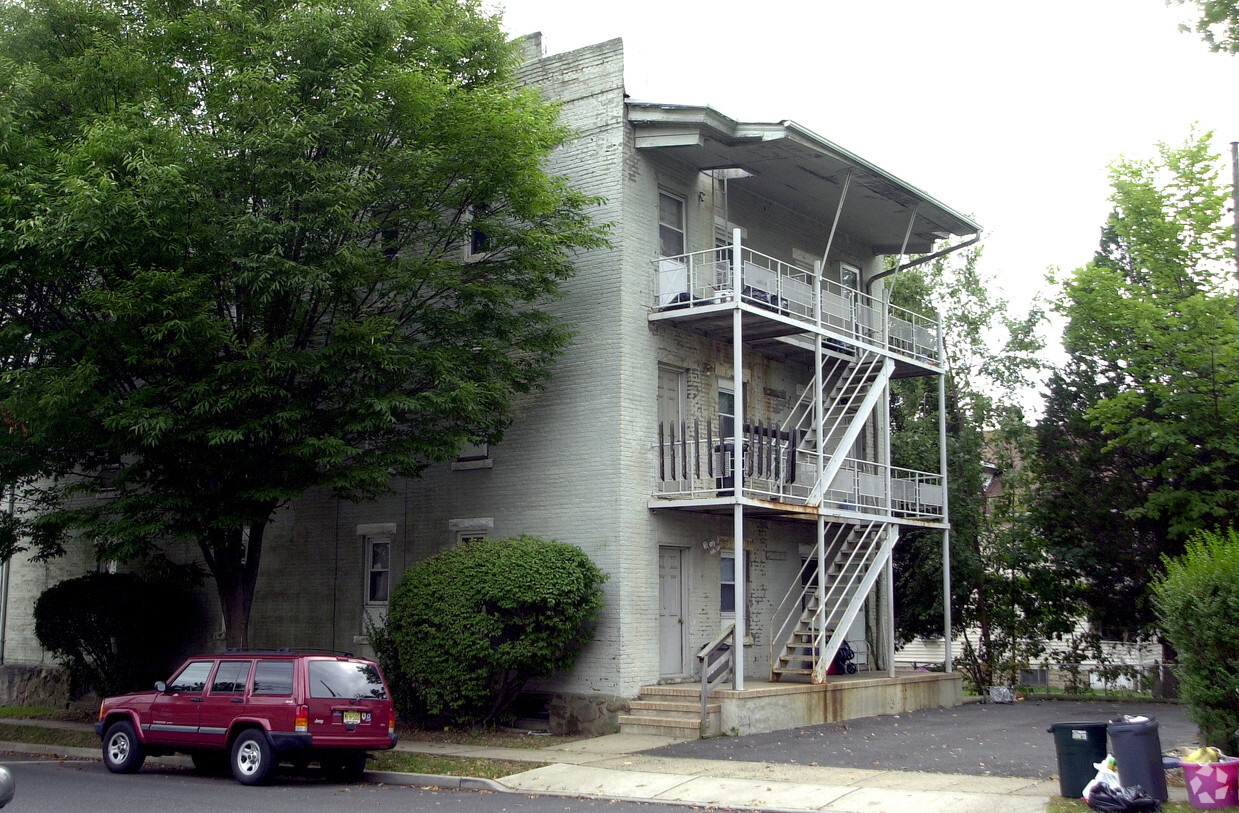 Building Photo - 9 Cedar St