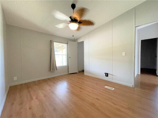 Foto del edificio - 23400 Old Ferry Rd