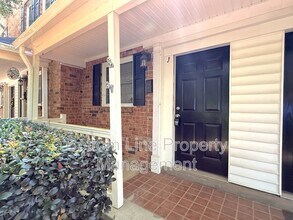 Building Photo - 1218 Green Oaks Ln