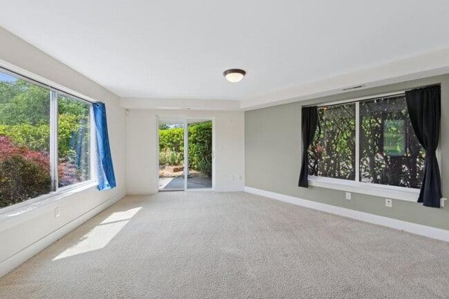 Building Photo - 4 bedroom in Seattle WA 98103