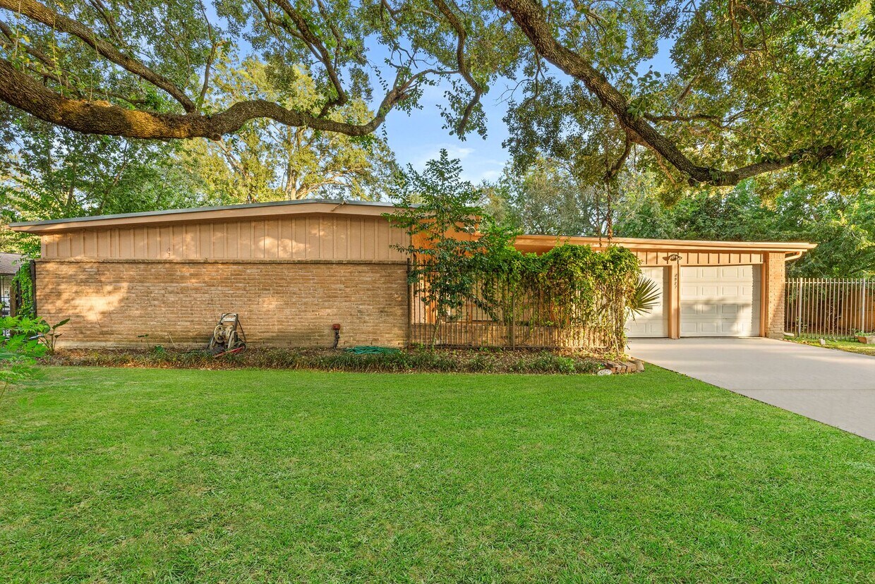 Charming Home with Expansive Backyard on a... - Charming Home with Expansive Backyard on a...