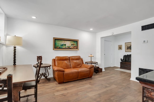 Building Photo - 121 W Hall St