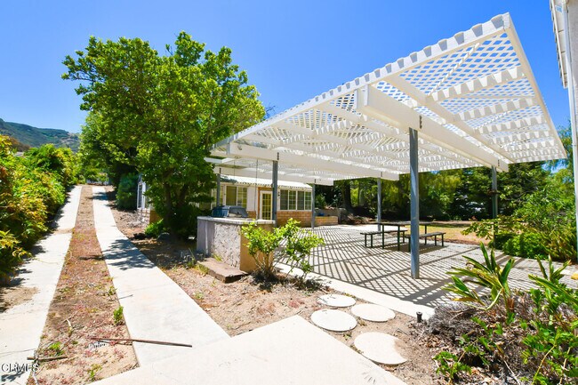 Building Photo - 2219 Mapleleaf Ave