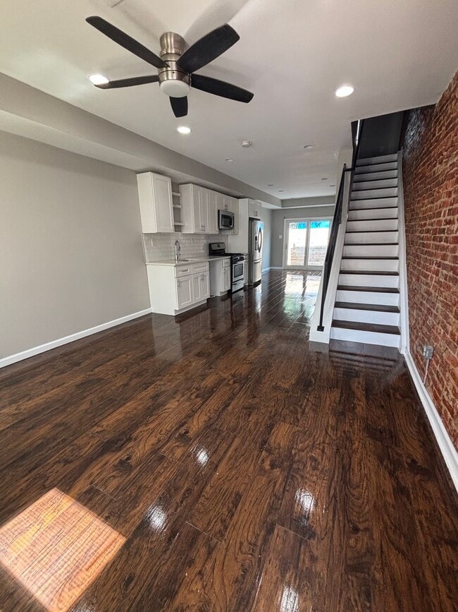 Building Photo - Beautiful 2 Bath 2 Bedroom in Port Richmon...