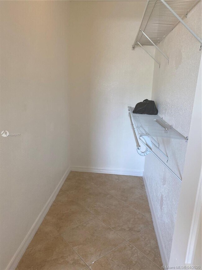 Foto del edificio - 18810 NW 57th Ave
