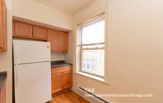 Building Photo - 2442 W Rosemont Ave