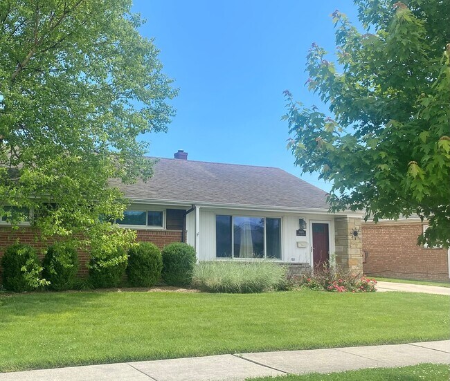 1029 W Villa Dr, Des Plaines, IL 60016 House Rental in Des Plaines