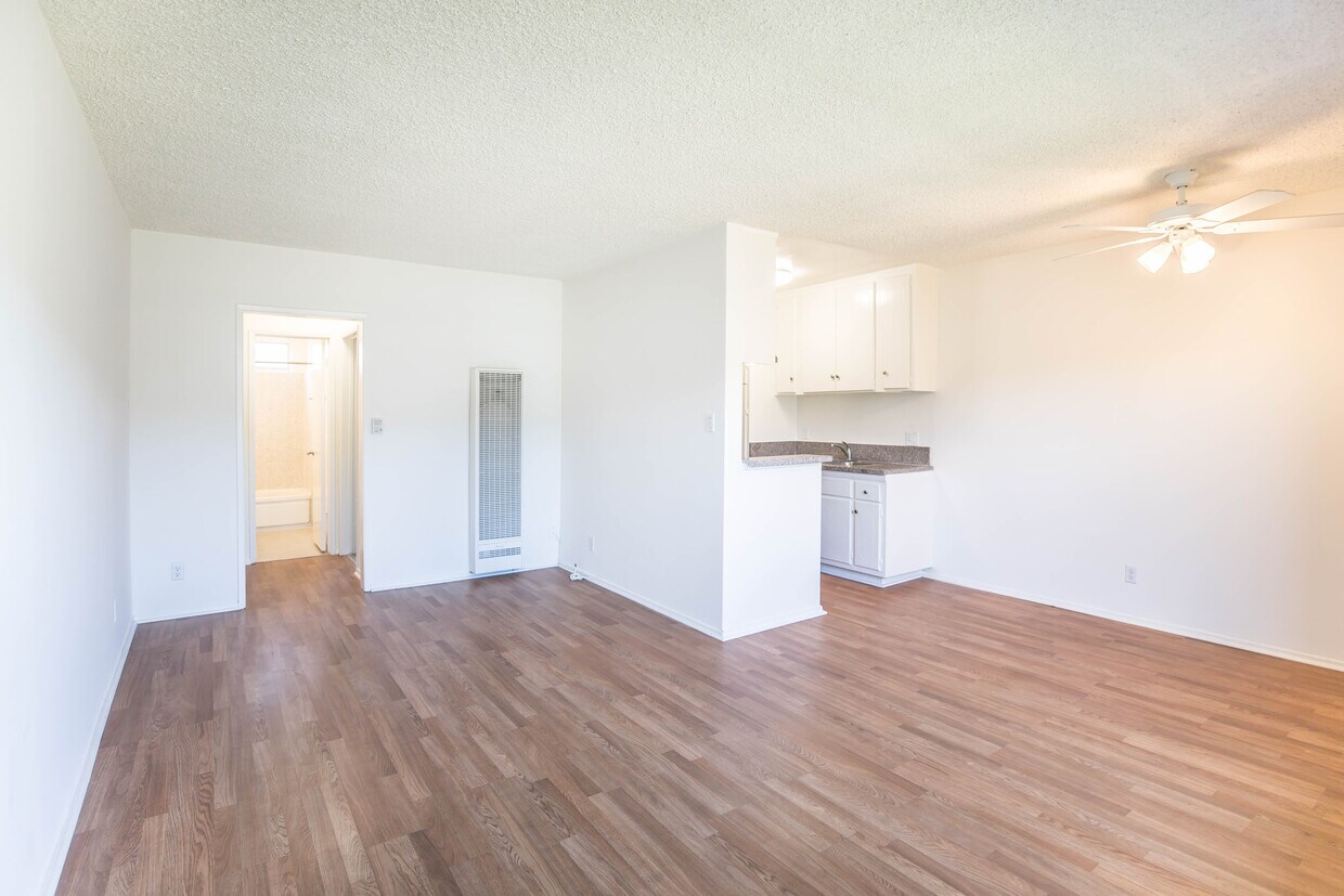 Foto principal - 12734 Matteson Ave