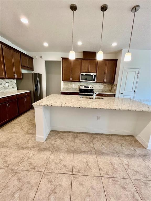 Foto del edificio - 14815 Milfoil Ave