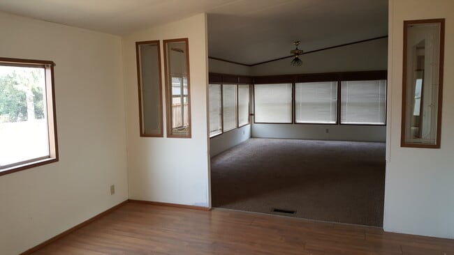 Building Photo - Updated Manufactured home in nice neighborhood