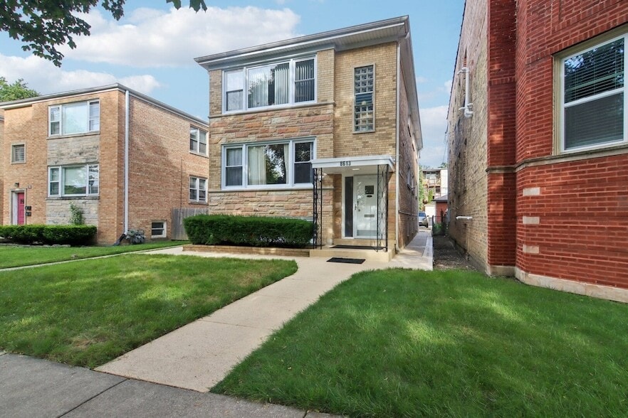 Primary Photo - 8613 Trumbull Ave
