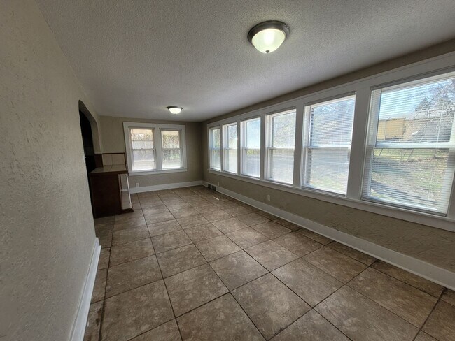 Foto del edificio - Four bedroom home on Indianola Ave with large yard and two decks!