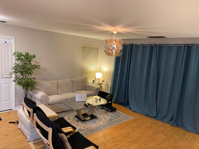 Building Photo - 703 Quail Rd