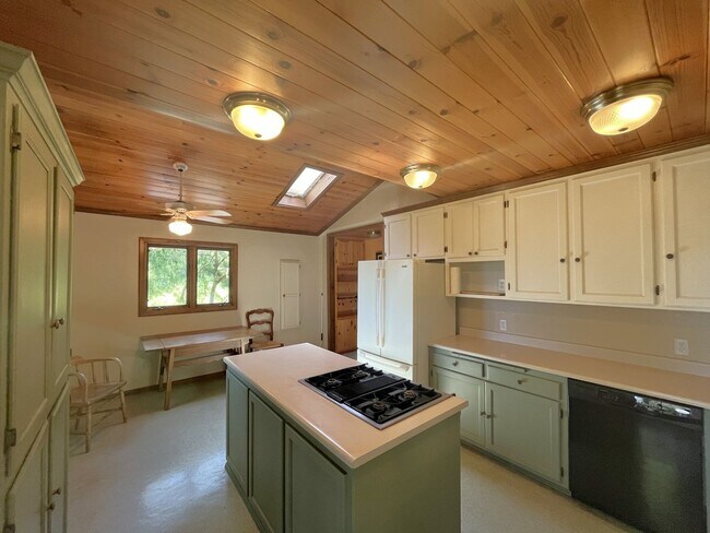Building Photo - Home the Atascadero Hills! Tree House Retr...