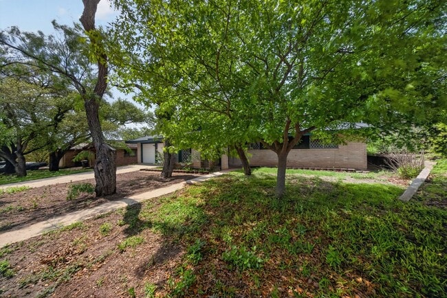 Building Photo - Beautifully refreshed 3-bedroom, 2-bath ranch-style home, located in the sought-after Colonies No...