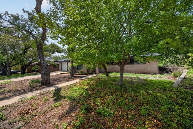 Foto del edificio - Beautifully refreshed 3-bedroom, 2-bath ranch-style home, located in the sought-after Colonies No...