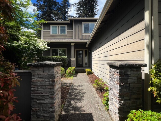 Building Photo - 4 Bedroom Home Bordering Covington and Kent