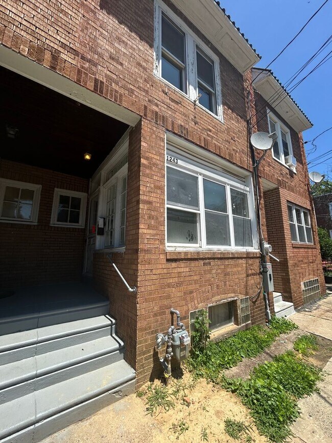 Foto del edificio - 1243 Dayton St