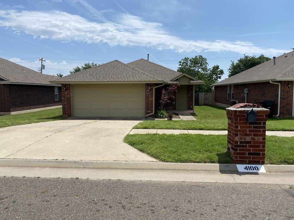 Primary Photo - 4100 Applegate Dr