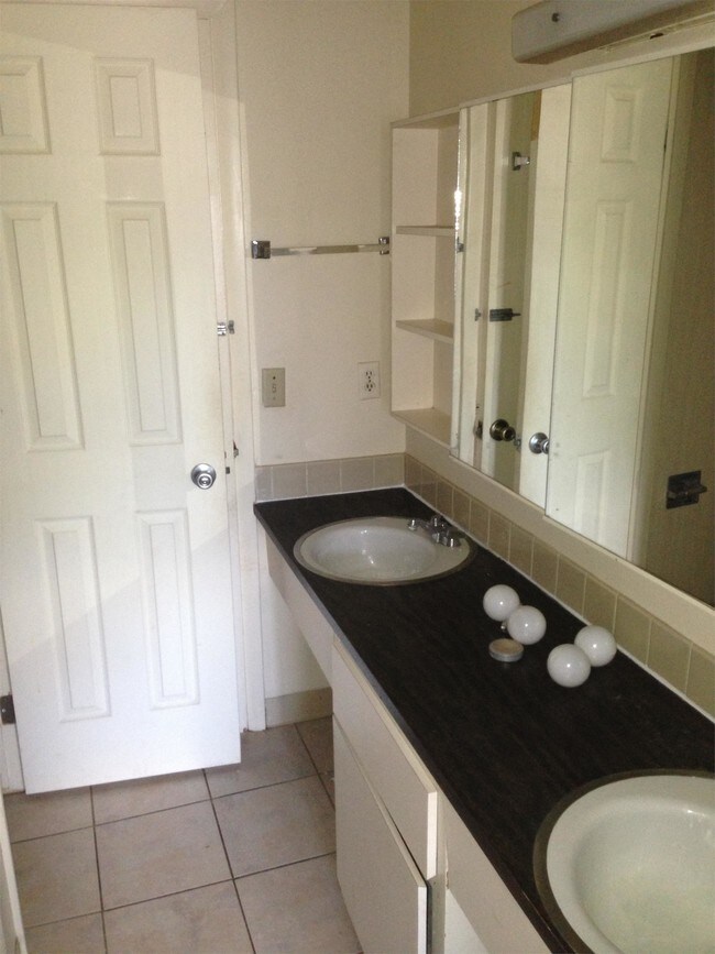 Building Photo - 1065 University Ave